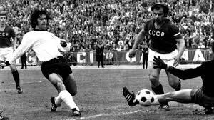 Герд мюллер и райнер цобель из мюнхенской «баварии» празднуют победу в финале кубка европы, 1974 год. Xsefb0uvpicg3m