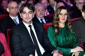 Sözcü gazetesi fenerbahçe muhabiri sercan hamzaoğlu, ali koç'un bahsettiği 3 teknik direktörden birinin hırvatistan milli takımı'nın hocası zlatko dalic olduğunu iddia etti. Gloria Daliceva Supruga Davorka Modno Je Uspjela Zasjeniti I Kolindu