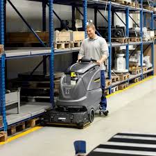 Machine qui nettoie le sol. Comment Nettoyer Les Sols Industriels Karcher