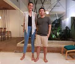 Paula merupakan seorang model yang telah melanglangbuana ke berbagai negara. Foto Bareng Paula Verhoeven Tinggi Badan Raditya Dika Jadi Sorotan Tabloidbintang Com