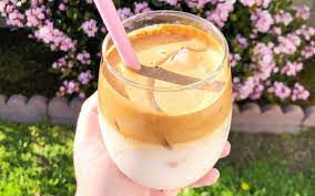 Cara membuat dalgona coffee tanpa mixer: Resep Dalgona Coffee Viral Teman Nonton Drama Korea Di Sela Wfh Okezone Lifestyle