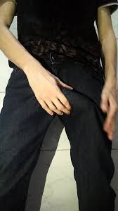 Calça jeans sem cueca, cheguei em casa e fui mostrar pra vocês, será que  alguém reparou na rua o volume do pau marcando na calça?