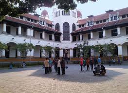 Lawang sewu merupakan salah satu bangunan yang telah berdiri sejak lama di semarang. Lawang Sewu Bangunan Seribu Pintu Travelgad