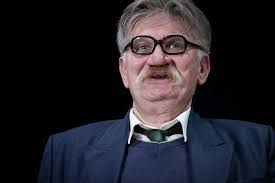In addition to his native hungarian, he speaks english, french, german and russian. Kiujult A Rak Ujlaki Denesnel A Szinesz Kuzd A Betegseg Ellen