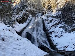 Facebook.com/160255734059712 5.9k people like this. Cascada Rachitele Trecator Prin Lume