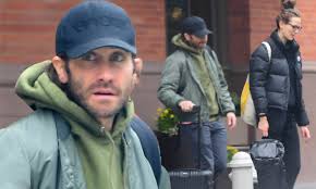Mai wurden die beiden bei einem seltenen öffentlichen ausflug in new york city händchen haltend gesehen. Jake Gyllenhaal 39 Makes Rare Appearance With Model Girlfriend Jeanne Cadieu 24 In New York Daily Mail Online