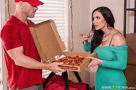 ▷ Kendra Lust in Fuck Christmas Part 4 (Photo 2) | Brazzers