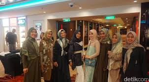 Cewek berhijab cantik selfie di tempat wisata. Foto Serunya Hijabers Cantik Jalan Jalan Di Singapura