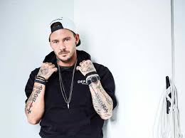 Joakim lundell har härmat någon rappares tatueringar. Joakim Lundell Klara Find Your Way Home Popmuzik