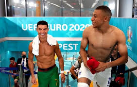 It is believed that the addition of ronaldo to psg will complete president nasser's dream team. Rare Moment At Euro Ronaldo And Mbappe Happily Swap Shirts