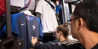 Depuis ce matin 9h, les maillots 2 étoiles de l'équipe de france de football sont disponibles à la vente ! Equipe De France Nike Prepare Deja La Deuxieme Etoile Sur Le Maillot Des Bleus