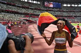 Alison dos santos, like bol also 21, finished second to warholm on thursday, but the brazilian took advantage of the norwegian's absence to claim an impressive victory in the swedish capital. 0puvklxvetw50m