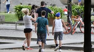 She is credited with influencing the revival of teen pop during the late 1990s and early 2000s. Hier Bummelt Britney Spears Mit Ihren Kids Durch Mitte B Z Berlin