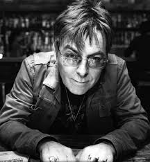 Andy Rourke, baixista do grupo The Smiths, morre aos 59 anos