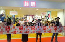 Antri Sejak Pagi, Ratusan Pembeli Serbu UNIQLO di DP Mall Semarang