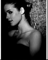 Amazon.com: Posterazzi Emily Bett Rickards Leaning On Wall Black And White  Photo Print (16 x 20)