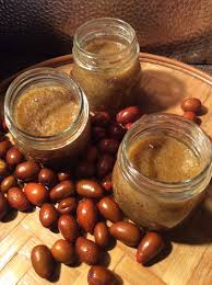 Dopo aver pulito tutta la frutta, ponetela in una casseruola insieme all'acqua e cuocetela fino a che l'acqua di è consumata. Marmellata Di Giuggiole Al Limone O All Arancia O Alla Cannella O Allo Zenzero Farina E Fiore Com