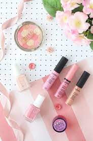 Today I Decided To Recreate One Of My Beauty Flat Lays With My Iphone And Compare The Results To How It Normally Is W Flatlay Makeup Makeup Photography Flatlay