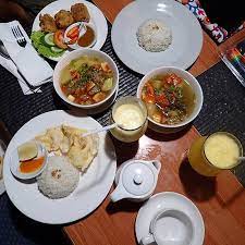 Kamu masih bisa tetap makan kok, tapi makanan sehat, kayak pisang. Menu Makan Malam Picture Of Citra Cikopo Hotel Family Cottages Cisarua Tripadvisor