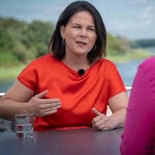 Sie erhielt am samstag auf dem digitalen parteitag 98,5 prozent der stimmen. Berlin Direkt Zdf Annalena Baerbock Grune Zerlegt Fluchtlingspolitik Der Union Politik
