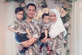 Discover the wonders of the likee. 8 Ide Batik Couple Untuk Kondangan Kompak Bareng Pasangan Dan Keluarga Womantalk