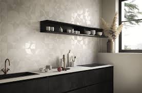 En este modelo de cocina los colores claros como el blanco son lo ideal, ya que dan mayor sensación de espacio. Ceramica Para Cocina Fap