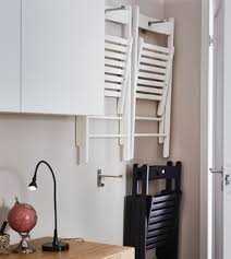 Zusatzliche Klappstuhle An Der Wand Hinter Der Wohnzimmertur An Bjarnum Haken Aus Aluminium Wohnen Arbeitszimmerideen Couchtisch Mit Rollen