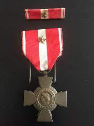 Selon le quotidien l'union, à qui l'on doit cette information, le lieutenant duhamel serait le premier officier féminin de l'arme de l'artillerie à recevoir une telle distinction pour ses actions en afghanistan. Medaille Croix De La Valeur Militaire Avec Etoile De Bronze Catawiki