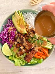 Bol Rouleaux De Printemps Au Tofu Hoisin Avec Sauce Wafu Vegane A Ta Sante D Abord