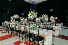 Dekorasi penataan meja vip dgn rangkaian bunga premium menambah elegan  suasana gedung Venue : @balaikomando The Wedding Of : @rizaldjibran_ Date :  02 Maret 2022 Dekor: @arlanddecoration ··················· Rencanakan  pernikahan anda ...