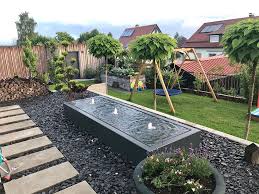 Anthrazitfarbener Aluminium Wassertisch Mit Drei Beleuchteten Wasseraustritten Modern Backyard Landscaping Modern Outdoor Fountains Water Fountains Outdoor