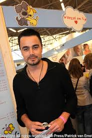 Look this artist up at: Rob Geus En Dinand Woesthoff Op De Huishoudbeurs Em Press