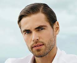 Jun 16, 2021 · tagli di capelli undercut moderni, acconciature che ci portano indietro ai magnifici anni ’90, sfumature taper classiche ed eleganti: Capelli Corti Uomo Ciuffo Riga E Sfumatura Donne Sul Web