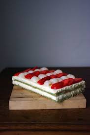 Entremet Matcha Chocolat Blanc Litchis Et Fraises Avec Images Chocolat Blanc Chocolat Gateaux Alimentaires