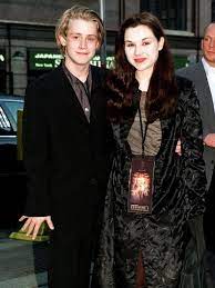 Macaulay culkin rose to fame in the early 90's for playing the part of kevin mccallister in the comedy film, home alone. Macaulay Culkin And Rachel Miner Californication Both Married At The Age Of 17 The Marriage Lasted 4 Years Rachel Miner Famous Couples Celebrity Couples