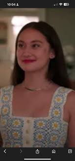 TUESDAY'S TIDBITS~~~~~ That Girl is all about Daisies. Marlo Thomas since  her childhood has always been crazy about daisies. Her mother had told her  they were happy flowers and as a girl