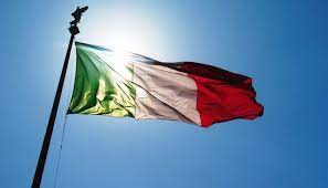 È una bandiera a tre colori composta, partendo dall'asta, da verde, bianco e rosso. Il Tricolore Storia E Origini Della Bandiera Italiana
