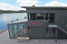 Haus fährmann mit ebenfalls denkmalgeschütztem nebengebäude weiter rechts stehendes gartenhaus mit gartenbahnschau im vorgarten Cafe Extrablatt Essen Baldeneysee Cafe Extrablatt