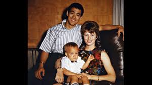 Brandon lee was involved in an accident while filming the crow in 1993; Actor Bruce Lee With His Wife And Their Son And Their Daughter Youtube