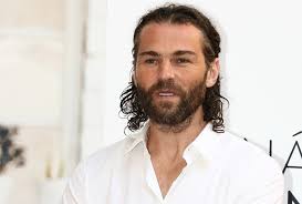 Jaromir jagr (born february 15, 1972) is an athlete from the czech republic who competes in ice hockey. Jaromir Jagr Se Snazi Pomoci Pri Hledani Mlade Divky Sedmicka Cz