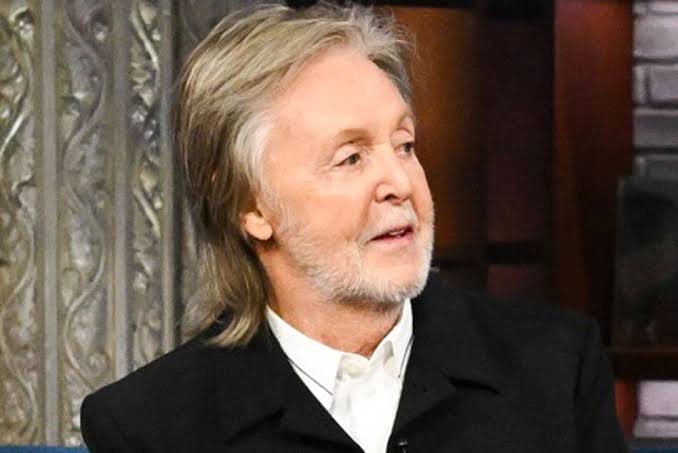 Paul McCartney returns to screams at the Ed Sullivan Theater in 'Late  Night' finale