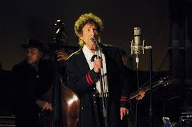 Hitting < pauses the slideshow and goes back. Bob Dylan Vulture