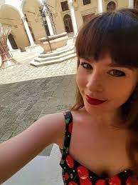 Jessica Bloom's Instagram, Twitter & Facebook