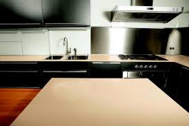 Avec un rendu matière du plus bel effet, le plan de travail pierre en panneau stratifié sera un élément clef de votre décoration. Plan De Travail De Cuisine En Quartz Beige Arena Beigearena Marbrerie De La Crau Pierre Marbre Granit Quartz Ardoise Dallages Revetements Cuisine Et Bains