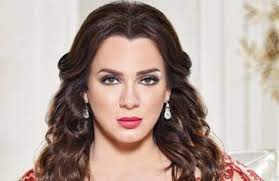 احتفلت الممثلة السورية سلاف فواخرجي بعيد ميلاد إبنها الكبير حمزة الـ21، رغم غيابه بسبب دراسته في الخارج، من خلال إحتفال بسيط مع أخيها وعائلته. Ø³Ù„Ø§Ù ÙÙˆØ§Ø®Ø±Ø¬ÙŠ ØªÙƒØ´Ù ØªØ¢Ù…Ø± Ø¹Ø§Ù…Ù„ØªÙ‡Ø§ Ø§Ù„Ù…Ù†Ø²Ù„ÙŠØ© ÙˆØªØ®Ø·ÙŠØ·Ù‡Ø§ Ù„Ø®Ø·Ù Ø£ÙˆÙ„Ø§Ø¯Ù‡Ø§ Ù…Ø¬Ù„Ø© Ø£Ø³Ø±Ø© Ù…ØºØ±Ø¨ÙŠØ©