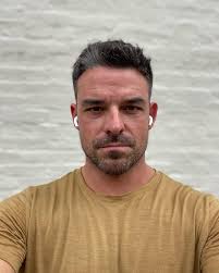 New cut. Old brick wall. Thank you @theparkerhouseonmain for the clip.  #jessehutch #haircut #actor #bts #stuntman