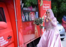 Dengan ini saya ingin memohon maaf kepada zarina anjoulie kerana dia membuatkan perkara yang sakinah dan zarina pernah bersemuka menerusi ig live pada selasa. Sekitar Majlis Persandingan Zarina Anjoulie Di Kampung 8 Gambar Keli Merah