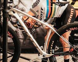 Dopo la scott spark rc silverfish utilizzata a vallnord, a les gets arriva per nino schurter la versione limitata silverfish anche della scott scale wc, con le stesse grafiche della full. Nino Used For The First Time A New Scott Scale And His Face Says It All
