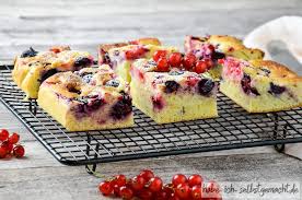 Drückt die zeit beim backen einmal, muss trotzdem nicht auf ausgefallene kreationen oder eine ansprechende optik verzichtet werden. Blitz Kuchen Mit Buttermilch Und Fruchten Der Saison Habe Ich Selbstgemacht