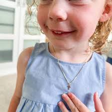 Collana con croce per bambini riempita d'oro: un regalo delicato per il  battesimo